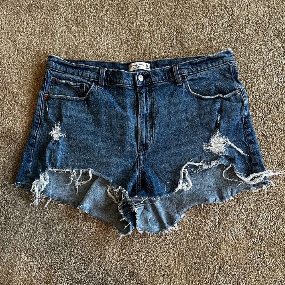 Abercrombie Women’s Jean Shorts - High Rise Mom Short size 34